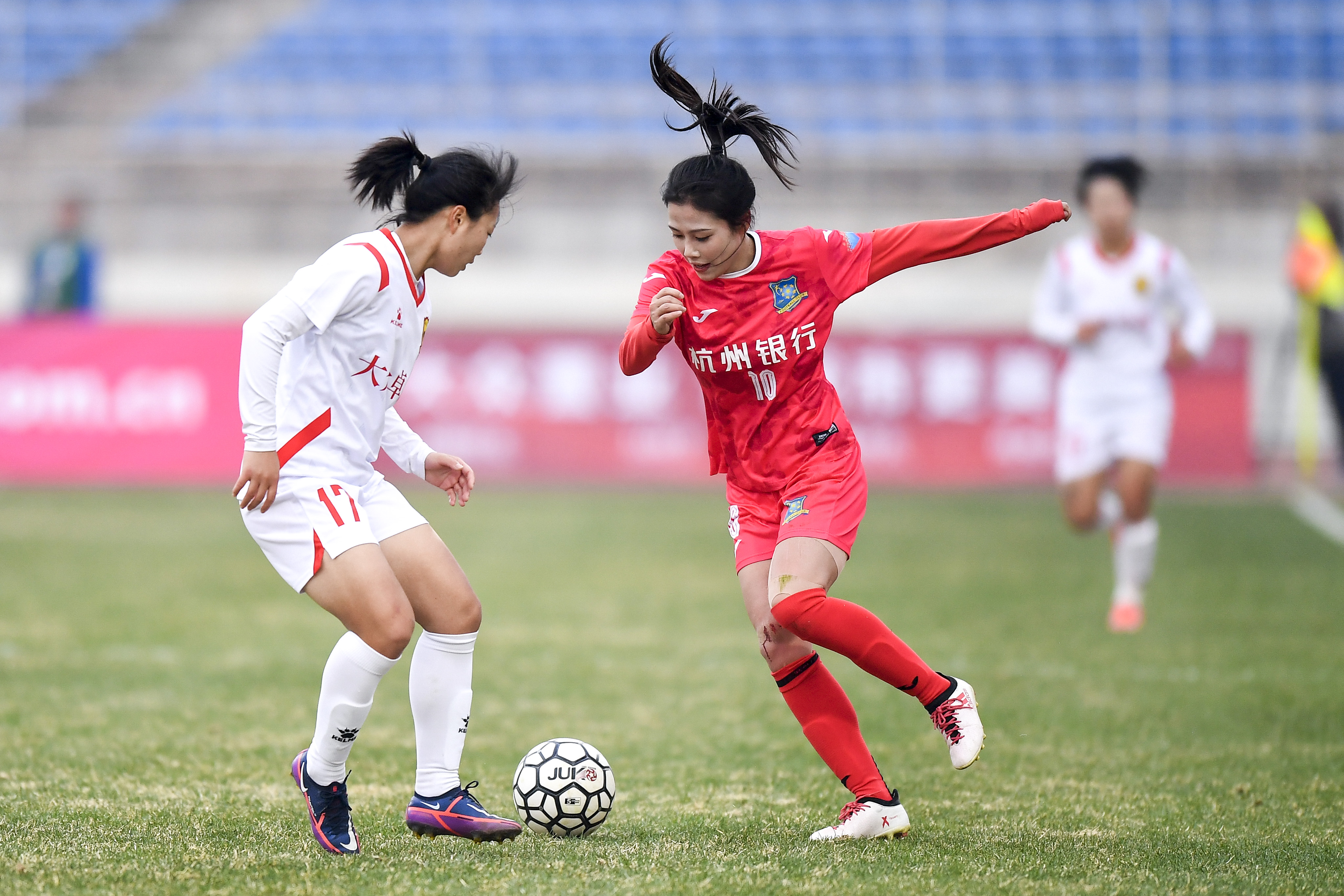 足球比赛中的女性运动员表现出色引起关注
